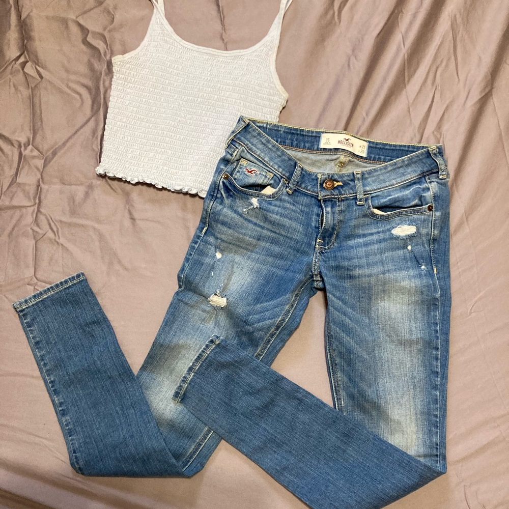 Hollister outfit deal Women's Distressed Blue Jeans size 1 and crop tank suze XS